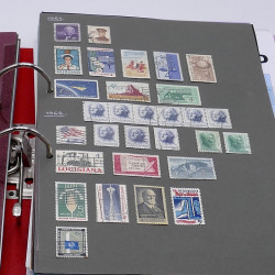 Lot massif de timbres France et Monde à trier en un carton.