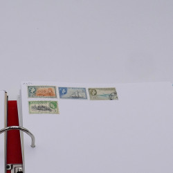 Lot massif de timbres France et Monde à trier en un carton.