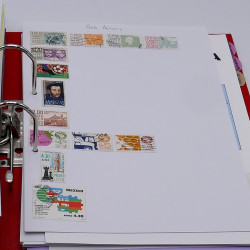 Lot massif de timbres France et Monde à trier en un carton.
