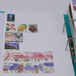 Lot massif de timbres France et Monde à trier en un carton.