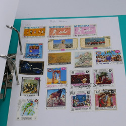 Lot massif de timbres France et Monde à trier en un carton.