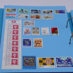Lot massif de timbres France et Monde à trier en un carton.