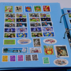 Lot massif de timbres France et Monde à trier en un carton.