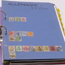 Lot massif de timbres France et Monde à trier en un carton.