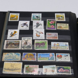Lot massif de timbres France et Monde à trier en un carton.