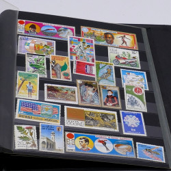 Lot massif de timbres France et Monde à trier en un carton.
