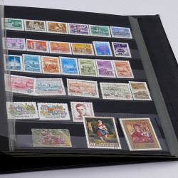 Lot massif de timbres France et Monde à trier en un carton.
