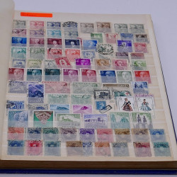 Lot massif de timbres France et Monde à trier en un carton.