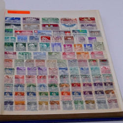 Lot massif de timbres France et Monde à trier en un carton.