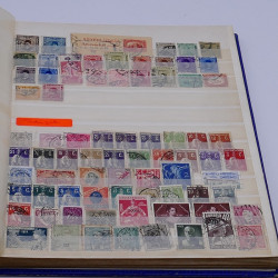 Lot massif de timbres France et Monde à trier en un carton.
