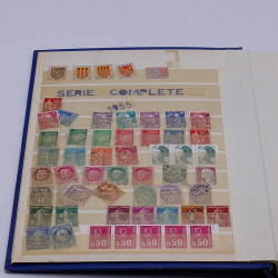 Lot massif de timbres France et Monde à trier en un carton.