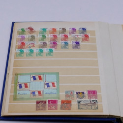 Lot massif de timbres France et Monde à trier en un carton.