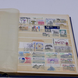 Lot massif de timbres France et Monde à trier en un carton.