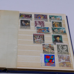 Lot massif de timbres France et Monde à trier en un carton.