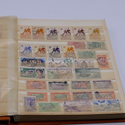 Lot massif de timbres France et Monde à trier en un carton.
