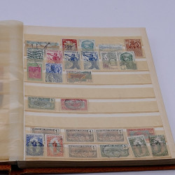 Lot massif de timbres France et Monde à trier en un carton.