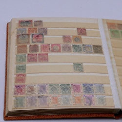 Lot massif de timbres France et Monde à trier en un carton.