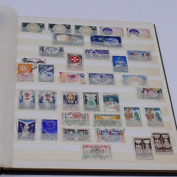 Lot massif de timbres France et Monde à trier en un carton.