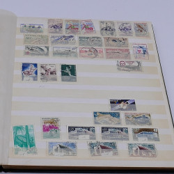 Lot massif de timbres France et Monde à trier en un carton.