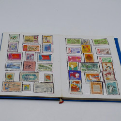 Lot massif de timbres France et Monde à trier en un carton.