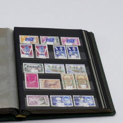 Lot massif de timbres France et Monde à trier en un carton.