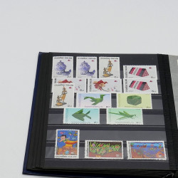 Lot massif de timbres France et Monde à trier en un carton.