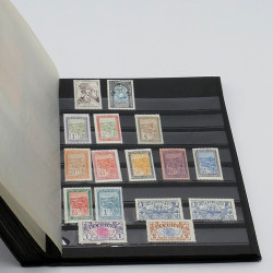 Lot massif de timbres France et Monde à trier en un carton.