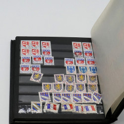 Lot massif de timbres France et Monde à trier en un carton.