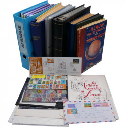 Lot de timbres France et Monde à trier en un carton.