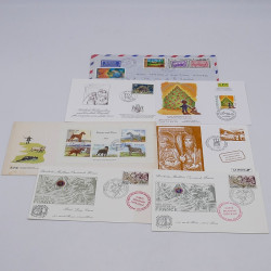 Lot de timbres France et Monde à trier en un carton.