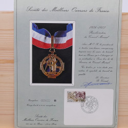 Lot de timbres France et Monde à trier en un carton.