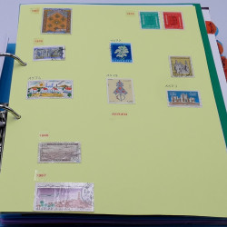 Lot de timbres France et Monde à trier en un carton.