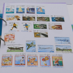 Lot de timbres France et Monde à trier en un carton.