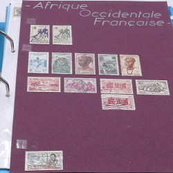 Lot de timbres France et Monde à trier en un carton.
