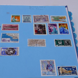 Lot de timbres France et Monde à trier en un carton.
