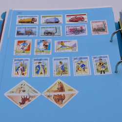 Lot de timbres France et Monde à trier en un carton.