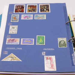 Lot de timbres France et Monde à trier en un carton.