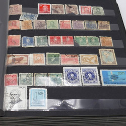 Lot de timbres France et Monde à trier en un carton.