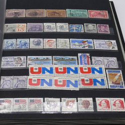 Lot de timbres France et Monde à trier en un carton.