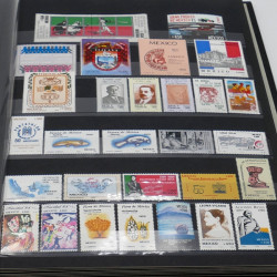 Lot de timbres France et Monde à trier en un carton.