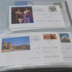 Lot de timbres France et Monde à trier en un carton.
