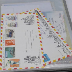 Lot de timbres France et Monde à trier en un carton.