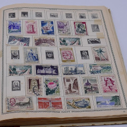 Lot de timbres France et Monde à trier en un carton.