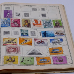 Lot de timbres France et Monde à trier en un carton.