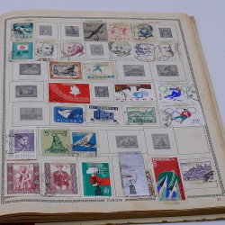 Lot de timbres France et Monde à trier en un carton.