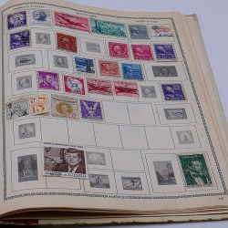 Lot de timbres France et Monde à trier en un carton.
