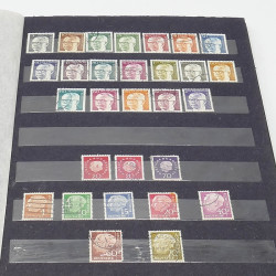 Lot de timbres France et Monde à trier en un carton.