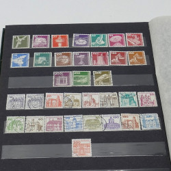 Lot de timbres France et Monde à trier en un carton.