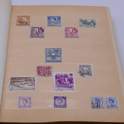 Lot de timbres France et Monde à trier en un carton.