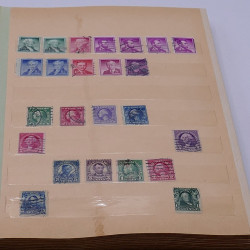 Lot de timbres France et Monde à trier en un carton.